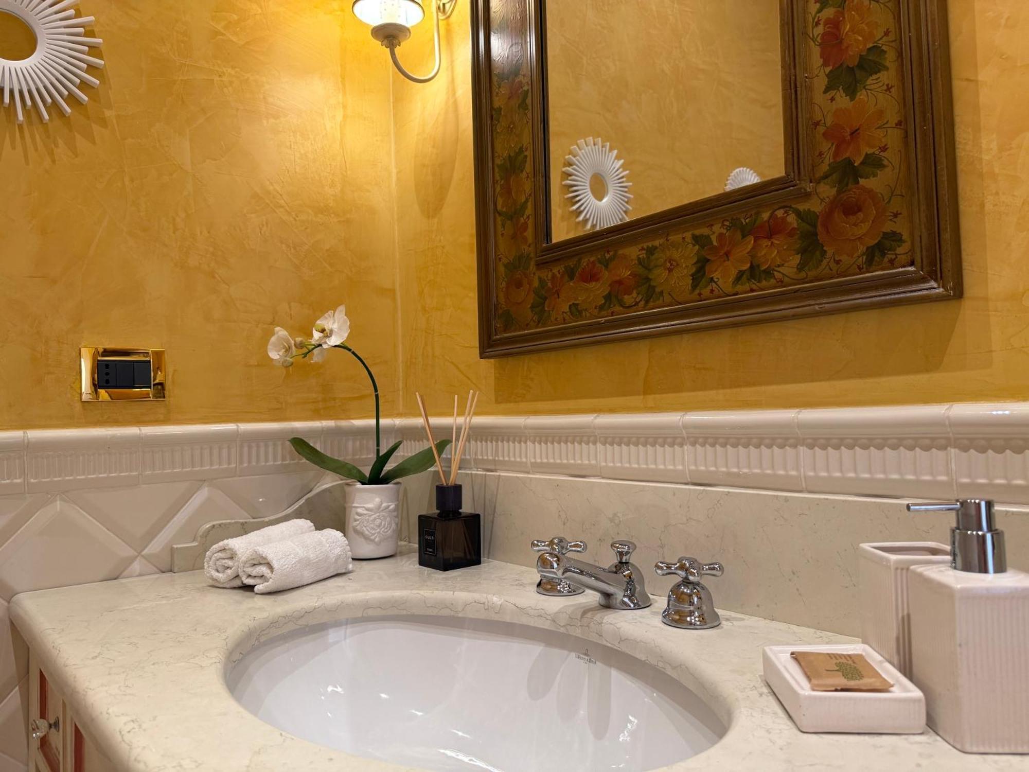 Belle Ile Lake View Suite Cadenabbia Exterior photo